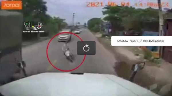 Nam thanh niên vượt ẩu tổng thẳng vào đầu xe container