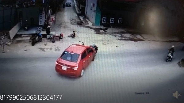 Nam thanh niên không đội mũ bảo hiểm lao vào đầu xe Hyundai Grand i10