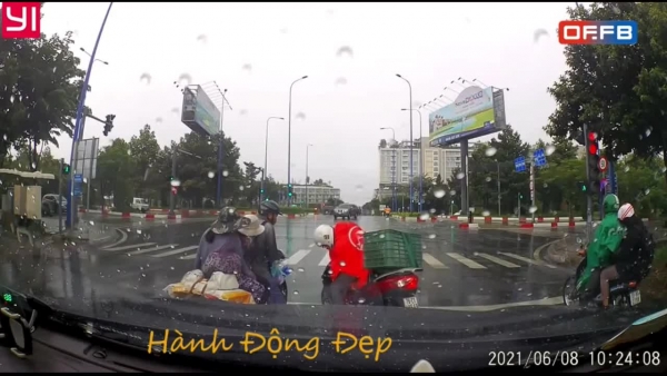 Hành động xúc động của người đi xe máy - Ngày mới Online