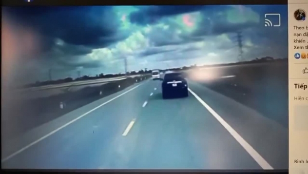 Toyota Vios tông trực diện xe tải - Ngày mới Online