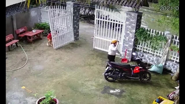 Clip cánh cổng đổ sập xuống hai em bé - Ngày mới Online