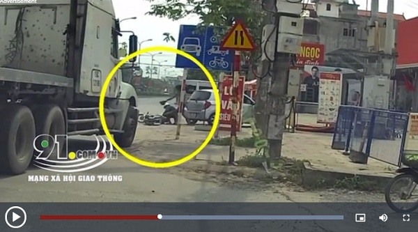 Sang đường kiểu tự sát, lái xe máy bị tài xế container trừng trị - Ngày mới Online