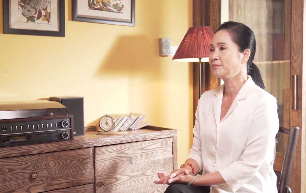 Hướng dẫn người cao tuổi đeo khẩu trang đúng cách cùng nghệ sĩ Lan Hương